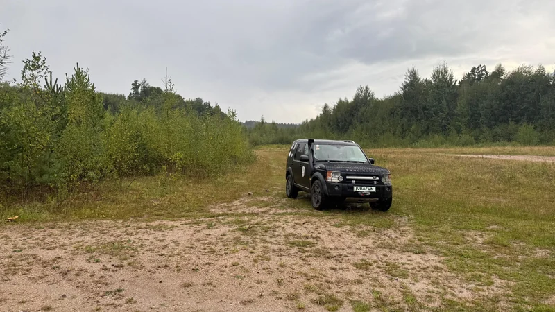 Czarny Discovery 3 na otwartej polnej drodze