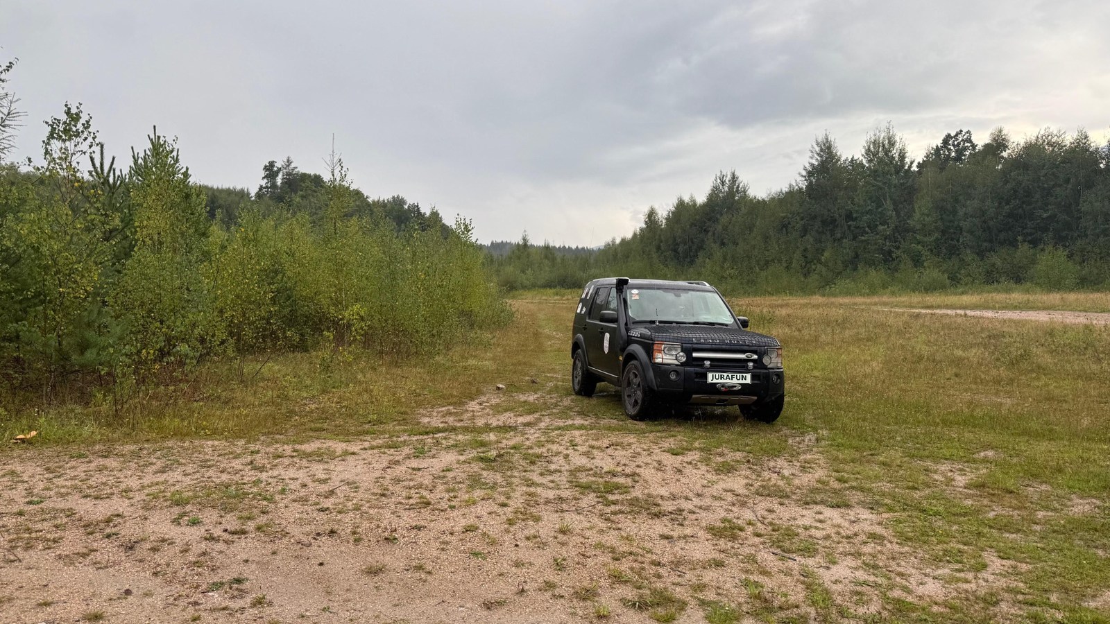 Czarny Land Rover Discovery 3 JuraFun na polnej drodze