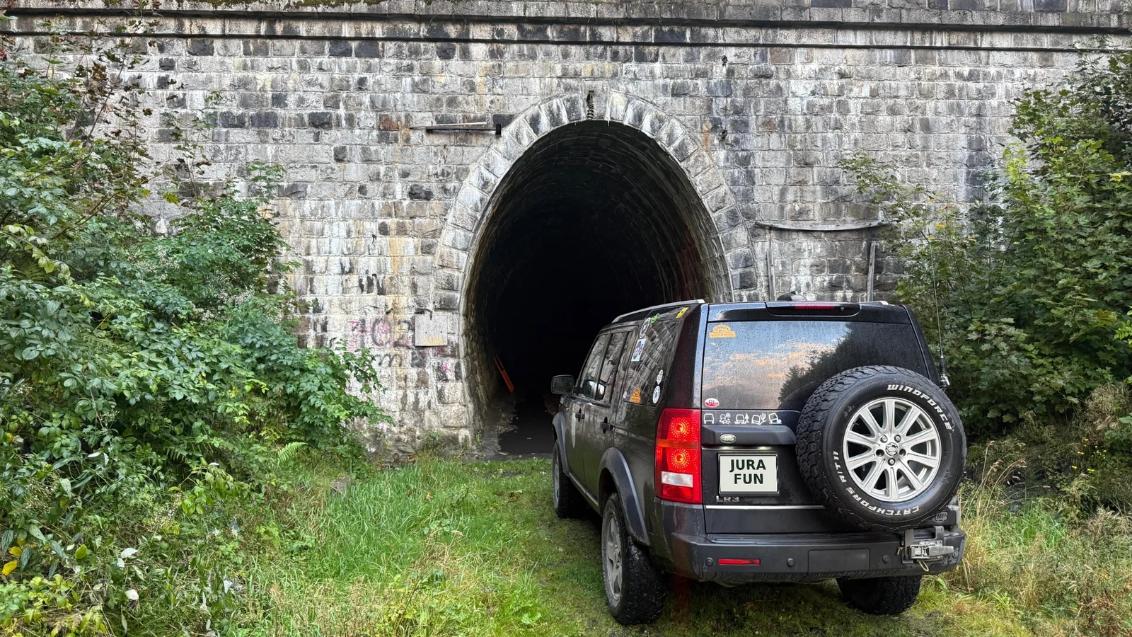 Terenowy Land Rover Discovery 3 przy kamiennym tunelu